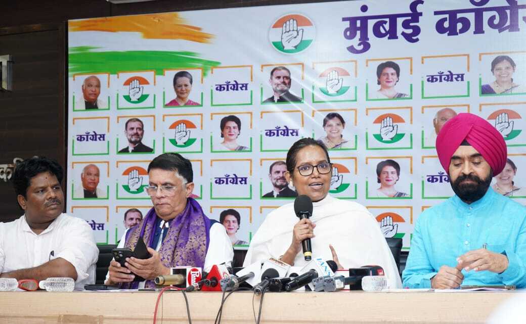 प्रेस कॉन्फ्रेंस में पवन खेड़ा और वर्षा गायकवाड़ के साथ कांग्रेस के कई प्रमुख नेता भी मौजूद थे, जिन्होंने इस अभियान की सफलता की उम्मीद जताई और पार्टी के खिलाफ हो रहे राजनीतिक हमलों का मजबूती से प्रतिकार करने का संकल्प लिया.