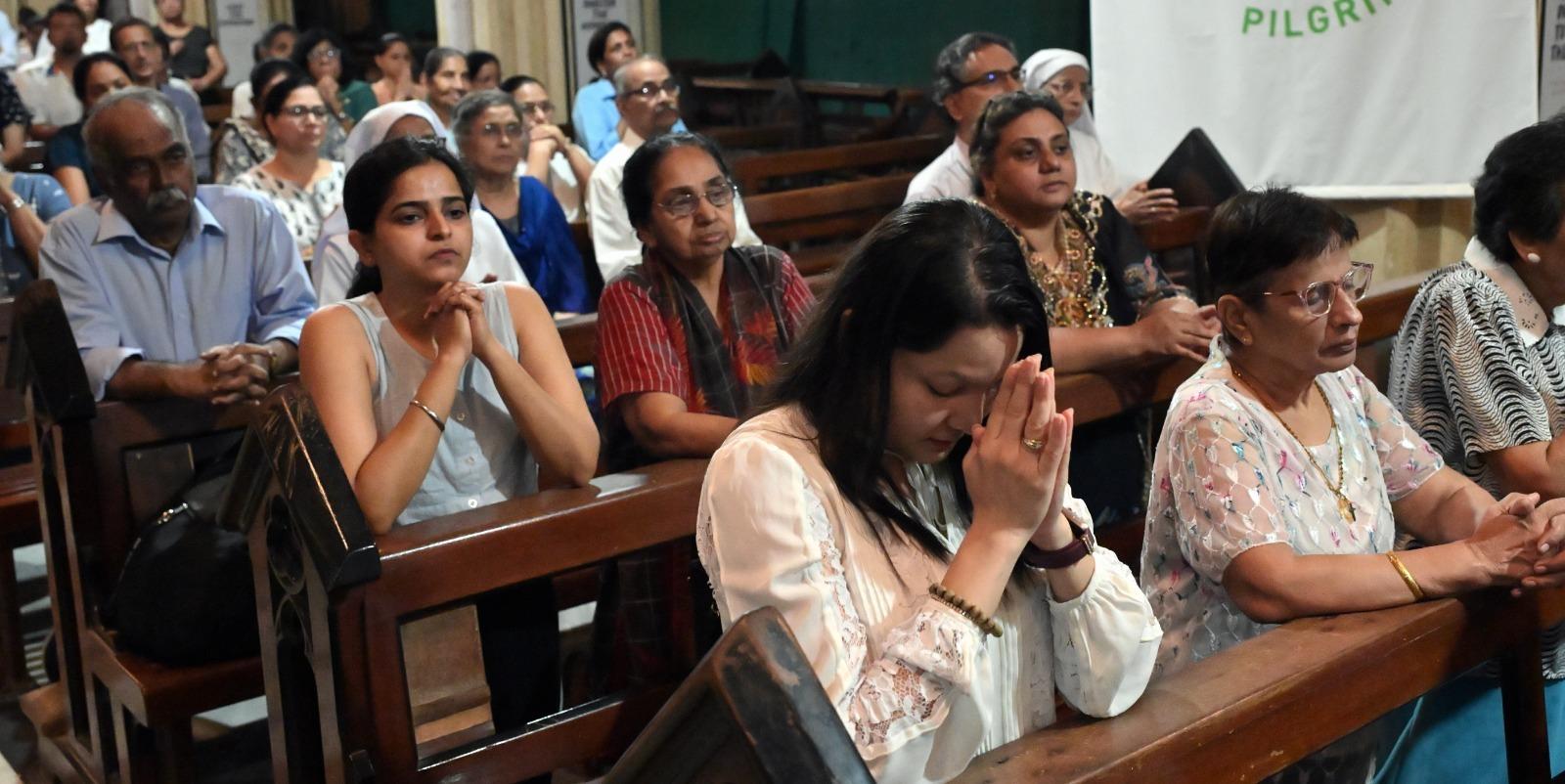 इसके अलावा, मुंबई में विभिन्न संगठनों ने भी पोप के निधन पर शोक व्यक्त किया और उनके धार्मिक नेतृत्व को सराहा. 