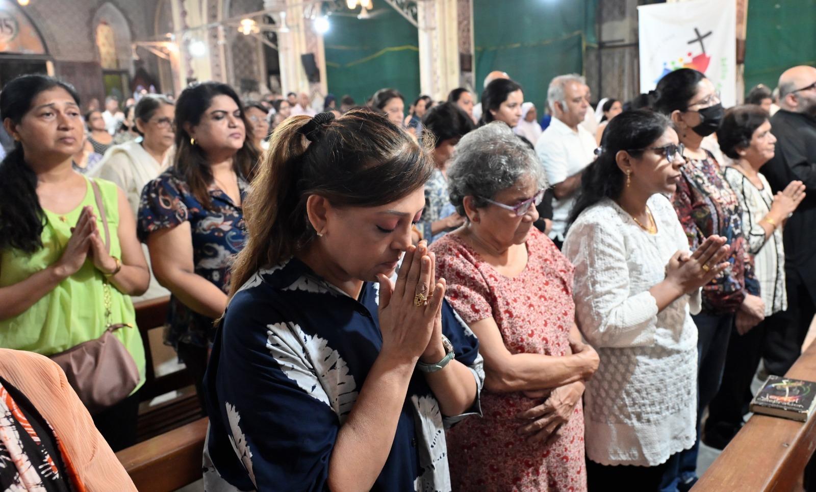मुंबई में उनके निधन पर शोक की लहर है, लेकिन साथ ही लोग उनके द्वारा दिखाए गए मार्गदर्शन और उनके द्वारा किए गए कार्यों को श्रद्धांजलि देते हुए आगे बढ़ने का संकल्प ले रहे हैं.
