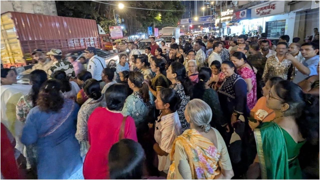स्थानीय लोगों ने स्पष्ट पुनर्वास योजना के बिना एलफिंस्टन ब्रिज को बंद करने के समय पर सवाल उठाए. तस्वीर/राजेंद्र बी. अकलेकर