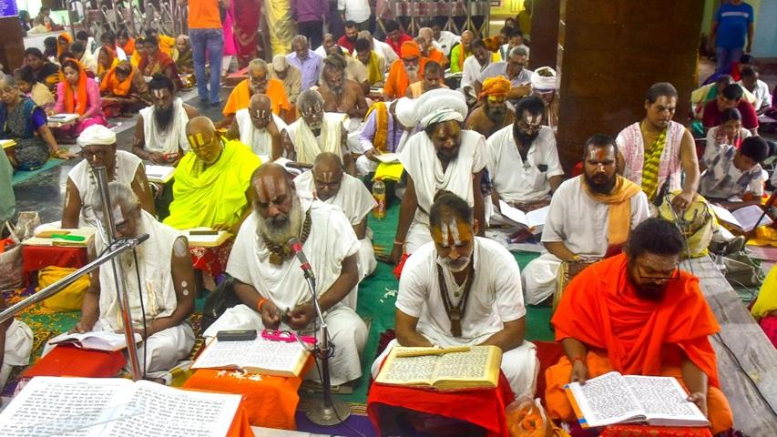 कोलकाता के बाहरी इलाके में `कुमारी पूजा` अनुष्ठान में भाग लेने के लिए भक्त पारंपरिक परिधानों में सजी लड़कियों की पूजा करते हैं: कन्या पूजा, जिसे कुमारी पूजा या कंजक पूजा भी कहा जाता है, राम नवमी पर भी की गई.