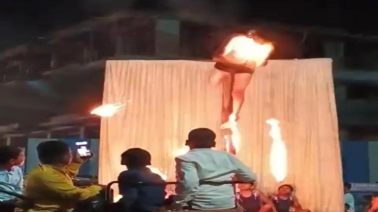 कुछ सेकंड पहले मारुति मंदिर चौक पर कलाकार पर लगी आग