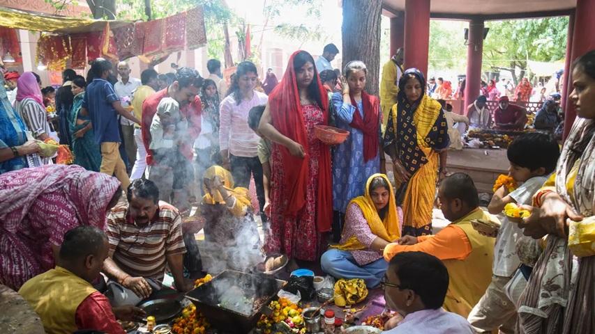 भुवनेश्वर में राम नवमी के उत्सव के दौरान साधुओं ने श्री रामचरितमानस का पाठ किया: मंदिरों में भगवान राम की कहानी बताने वाले महाकाव्य श्री रामचरितमानस का भी पाठ किया गया. देश में राम नवमी के उत्सवों में रामायण का मंचन भी आम बात है.