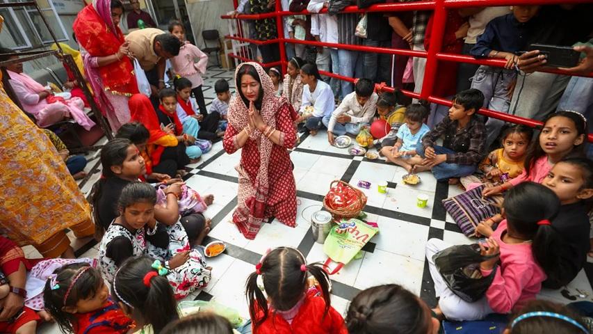 जम्मू में काली मंदिर में भक्त `कंजक पूजा` करते हैं: लड़कियों को अन्य उपहारों के साथ-साथ पूड़ी, छोले और हलवा जैसे पारंपरिक व्यंजन दिए जाते हैं.