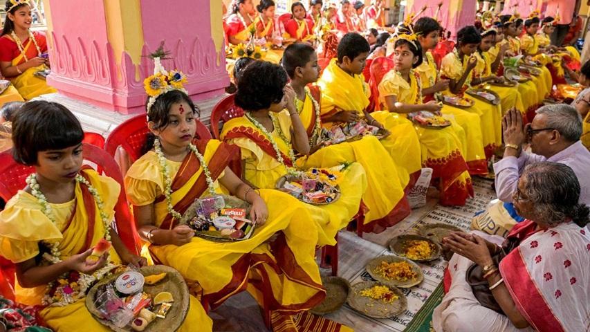 इस पूजा के दौरान, छोटी लड़कियों की पूजा की जाती है क्योंकि माना जाता है कि वे देवी दुर्गा के नौ रूपों का प्रतीक हैं.