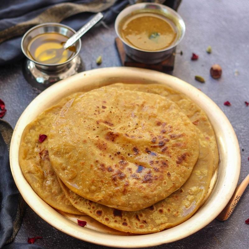 पूरन पोली: महाराष्ट्र की सबसे प्रसिद्ध मिठाई में से एक, पूरन पोली खास मौकों पर बनाई जाती है. इसमें चने की दाल और गुड़ की भरावन होती है, जिसे गेंहू के आटे की रोटी में भरकर तवे पर घी के साथ सेंका जाता है. इसका स्वाद दिव्य होता है, खासकर जब इसे गरम दूध या घी के साथ परोसा जाए.