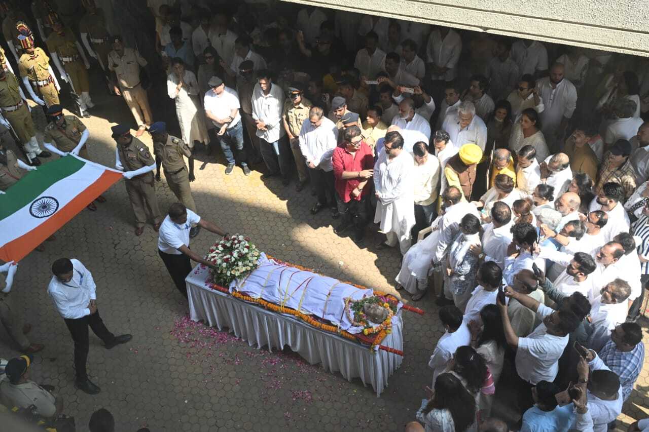 उनके अंतिम संस्कार की तैयारियां पूरी हो चुकी हैं और आज, शनिवार को उनका पार्थिव शरीर तिरंगे में लपेटा गया है. 