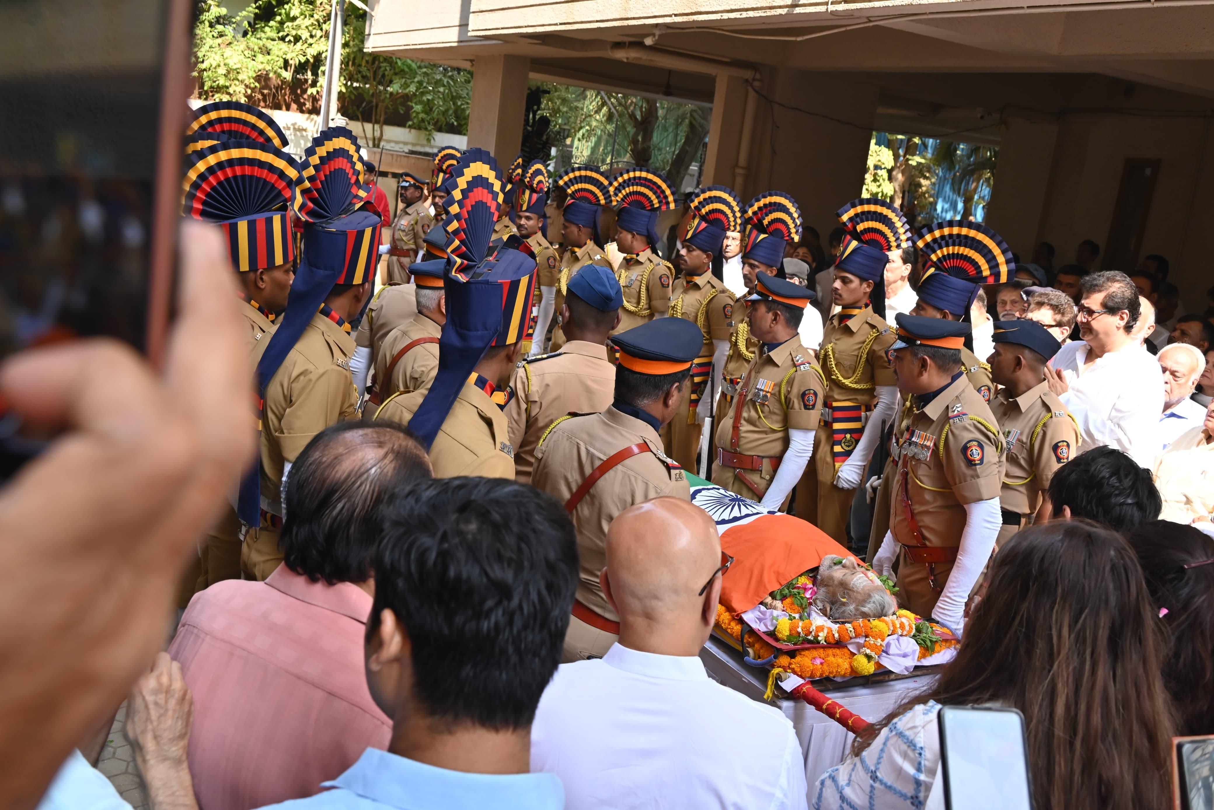 उन्हें 2-3 हफ्ते से बुखार और अन्य समस्याओं से जूझ रहे थे. शुक्रवार तड़के 3:30 बजे, मनोज कुमार ने अस्पताल में अंतिम सांस ली. उनके निधन से बॉलीवुड उद्योग और उनके प्रशंसकों में शोक की लहर दौड़ गई है.