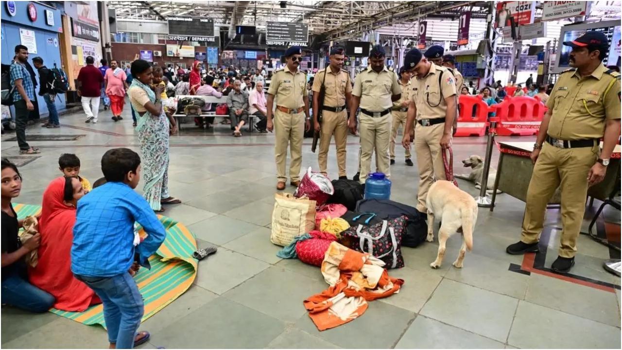 Iकश्मीर में पहलगाम हमले के बाद मुंबई में रेलवे पुलिस भी सतर्क