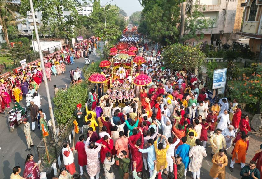 उच्च स्वाभिमानी श्रीमद राजचंद्रजी 1900 में गुड़ी पाड़ा के शुभ दिन पर धरमपुर पहुंचे और 35 दिनों तक यहां रहे. धरमपुर में मोहनगढ़ पहाड़ी पर जहां उन्होंने अपनी साधना की थी, आज वहां श्रीमद राजचंद्र आश्रम है, जो श्रीमद राजचंद्र मिशन धरमपुर का अंतरराष्ट्रीय मुख्यालय है, जिसकी स्थापना महामहिम गुरुदेव श्री राकेशजी ने की थी. इस शुभ अवसर पर दुनिया भर से हजारों भक्तों ने पूज्य गुरुदेवश्री की प्रेरणा से आश्रम में `श्रीमद राजचंद्रजी पध्रामणि अष्टाह्निका महोत्सव` मनाया. भक्तों ने जहां श्रीमदजी साधना करते थे, वहां पूज्य गुरुदेवश्री के सत्संग, भक्ति कार्यक्रम, ध्यान अभ्यास, जप जैसे विभिन्न अनुष्ठानों के माध्यम से श्रीमदजी को अपनी श्रद्धांजलि अर्पित की. इस अवसर पर कई अन्य संत भी आश्रम में जश्न मनाने आए. इस शुभ अवसर पर आश्रम में 450 और धरमपुर कस्बे में 70 से अधिक श्रीमद राजचंद्रजी की मूर्तियों और चित्रों की प्राण प्रतिष्ठा की गई. इन उत्सवों के अवसर पर निकाली गई भव्य शोभा यात्रा के अंत में आश्रम में दिव्य संगीत कार्यक्रम के माध्यम से लोगों ने बड़े हर्षोल्लास के साथ श्रीमद राजचंद्रजी के आगमन का स्वागत किया. वहीं शाम को भक्तों ने रास गरबा खेलकर पुलक मनाया.
