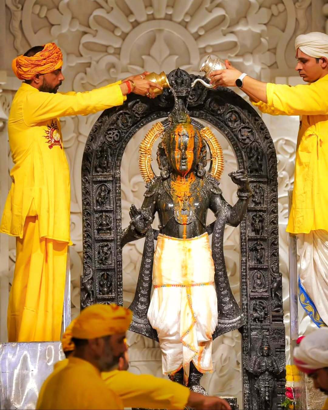 प्रयागराज के अलोपशंकरी मंदिर में भक्त अनुष्ठान करते हैं: देश भर के कई मंदिरों में भक्तों का तांता लगा रहा, जहाँ वे प्रार्थना करने, राम नवमी पूजा और अनुष्ठान करने और आशीर्वाद लेने के लिए एकत्र हुए.