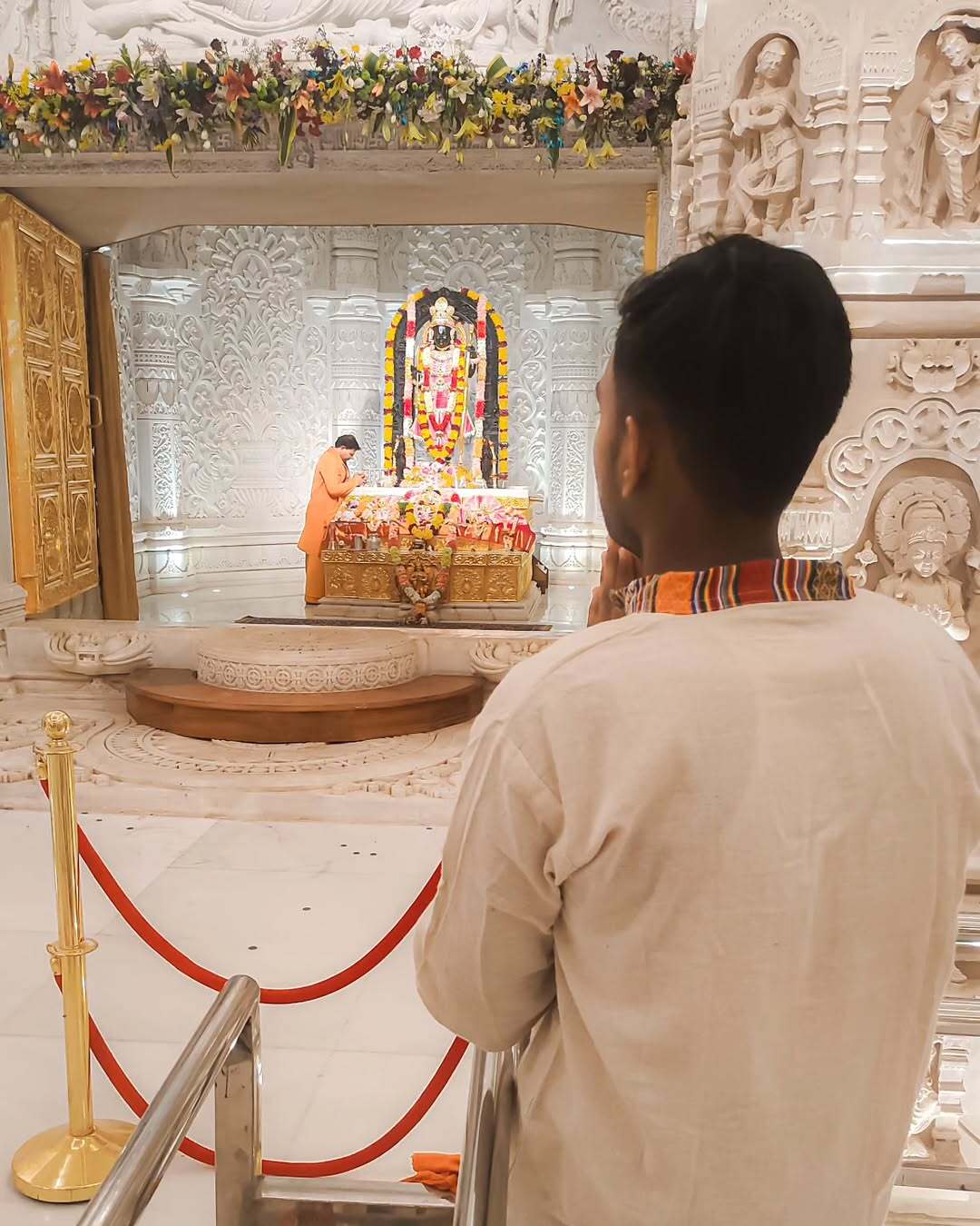 मंदिर को खूबसूरती से सजाया गया था, और दोपहर के समय भगवान राम की प्रतिष्ठित मूर्ति पर एक विशेष `सूर्य तिलक` भी लगाया गया था. मूर्ति के माथे पर सूर्य की किरणें पड़ने से एक दिव्य तिलक बन गया.