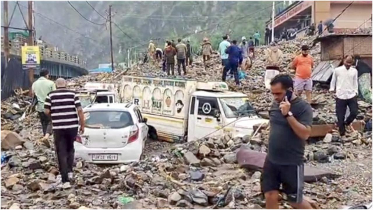 अधिकारियों ने यात्रियों को मौसम की स्थिति में सुधार होने और निकासी कार्य पूरा होने तक एनएच-44 से बचने की सलाह दी है. तस्वीर/पीटीआई