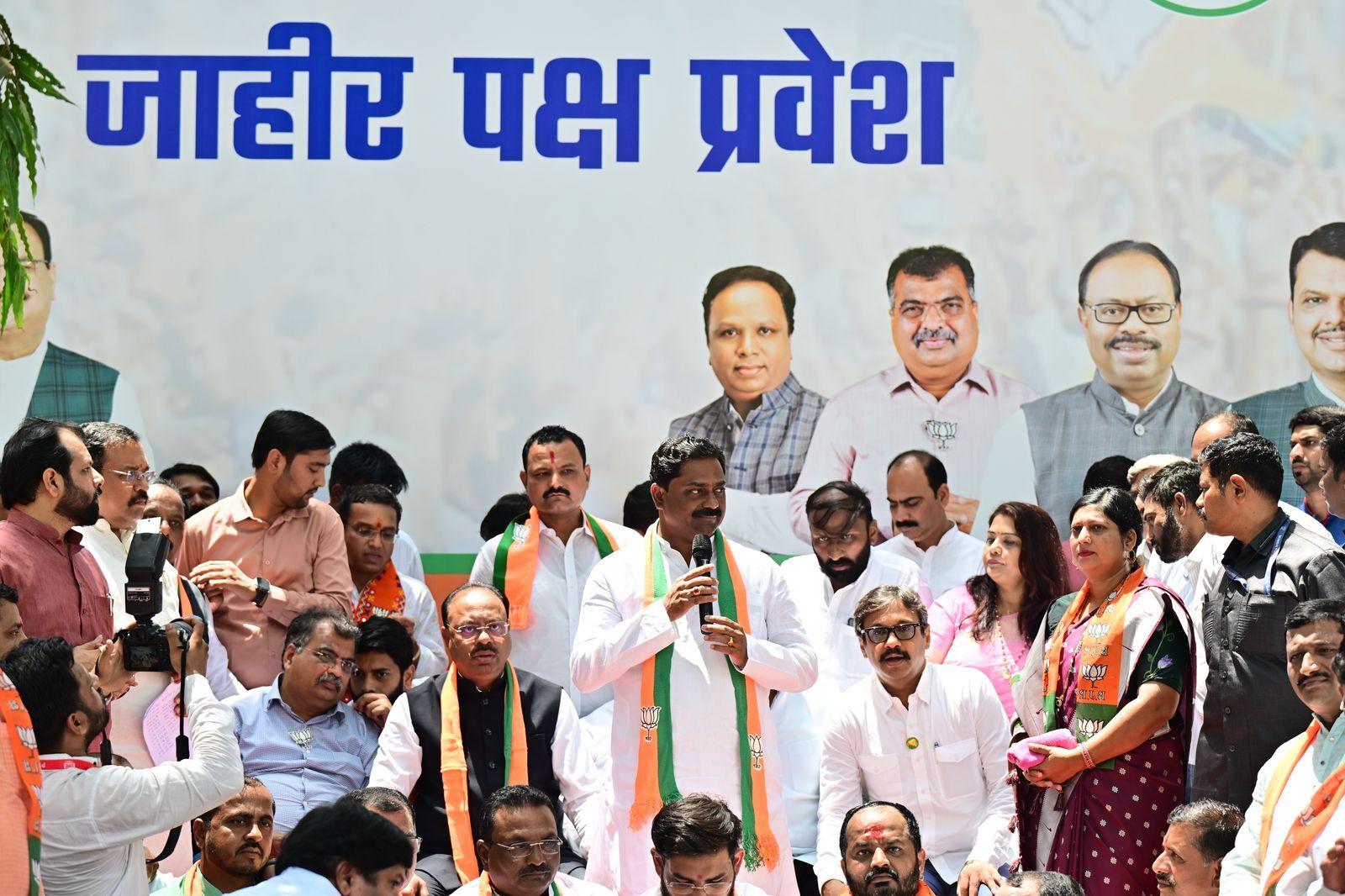 कांग्रेस पार्टी से उनका रिश्ता पारिवारिक और वैचारिक दोनों रूपों में गहरा रहा है. लेकिन हाल ही में उन्होंने पार्टी की प्राथमिक सदस्यता से इस्तीफ़ा दे दिया. 
