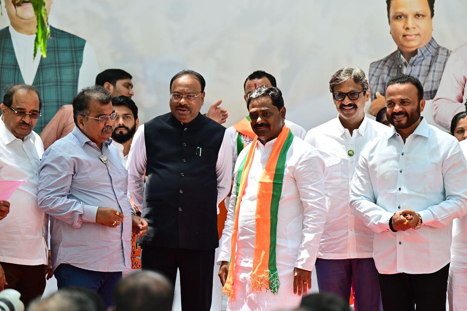 उन्होंने आगे कहा, “मेरे पिता और मैंने वर्षों तक संघर्ष कर कांग्रेस की विचारधारा को ज़मीनी स्तर तक पहुँचाया. लेकिन आज की कांग्रेस में समर्पित कार्यकर्ताओं के लिए कोई स्थान नहीं बचा है. पार्टी के अंदर गुटबाज़ी हावी हो चुकी है. अंततः मुझे पद छोड़ने के लिए मजबूर होना पड़ा.”