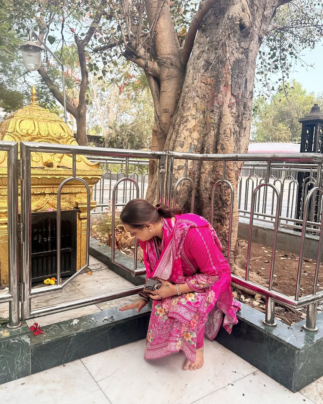 बता दें कि शिल्पा शिरोडकर बॉलीवुड की उन अभिनेत्रियों में से हैं जिन्होंने अपनी खूबसूरती और अभिनय से 90 के दशक में खास पहचान बनाई थी. आज भी वे सोशल मीडिया पर खासा सक्रिय रहती हैं और फैंस के साथ अपने जीवन के खास पलों को साझा करती रहती हैं.