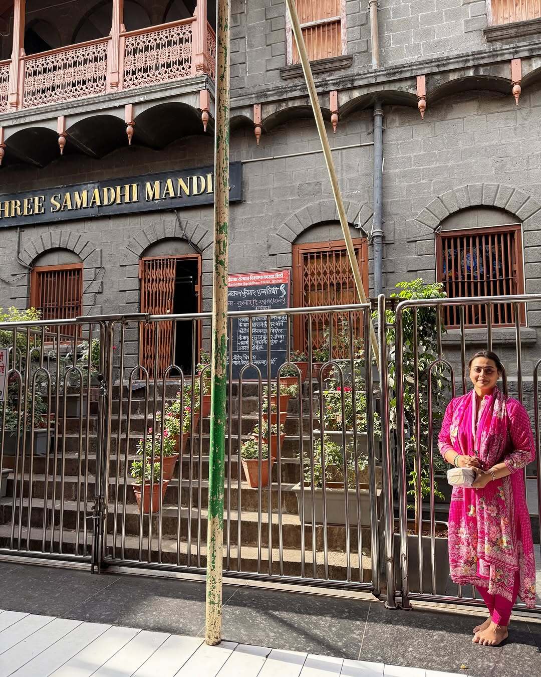 उनकी इस पोस्ट पर फैंस ने भी जमकर प्रतिक्रियाएँ दी हैं. कई लोगों ने शिल्पा के इस भावनात्मक जुड़ाव की सराहना की और बाबा के प्रति अपनी आस्था भी व्यक्त की. कुछ फैंस ने कमेंट कर लिखा, 