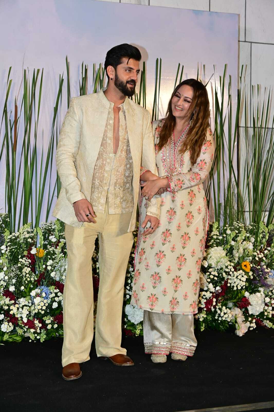 सोनाक्षी ने इस मौके पर गॉर्जियस सिल्क सूट पहना हुआ था जिसे उन्होंने क्लासिक जूतियों के साथ पेयर किया. उनका हेयरस्टाइल भी खास रहा—हल्के कर्ल्स में खुले बाल, जो उनके सटल मेकअप और ट्रेडिशनल झुमकों के साथ उनके लुक को और भी निखार रहा था. सोनाक्षी का यह देसी अंदाज़ उनकी खूबसूरती में चार चांद लगा गया.
