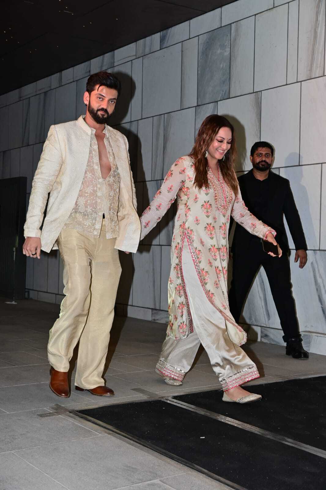 सोनाक्षी और जहीर की शादी पिछले साल जून में हुई थी, और तब से लेकर अब तक यह कपल लगातार चर्चा में रहा है. 