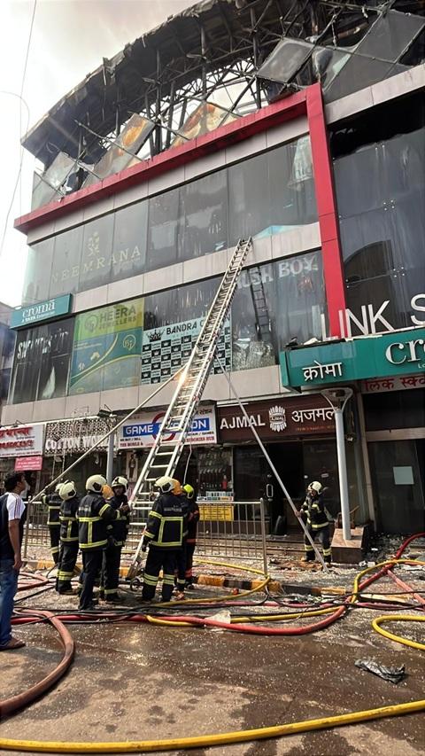 आग शोरूम के बेसमेंट तक सीमित थी, लेकिन घना धुआं जल्दी ही पूरे इमारत में फैल गया. इससे इमारत के तीन बेसमेंट स्तर, एक ग्राउंड फ्लोर और तीन ऊपरी मंजिलें प्रभावित हो गईं, जिससे दृश्यता गंभीर रूप से बाधित हो गई. 