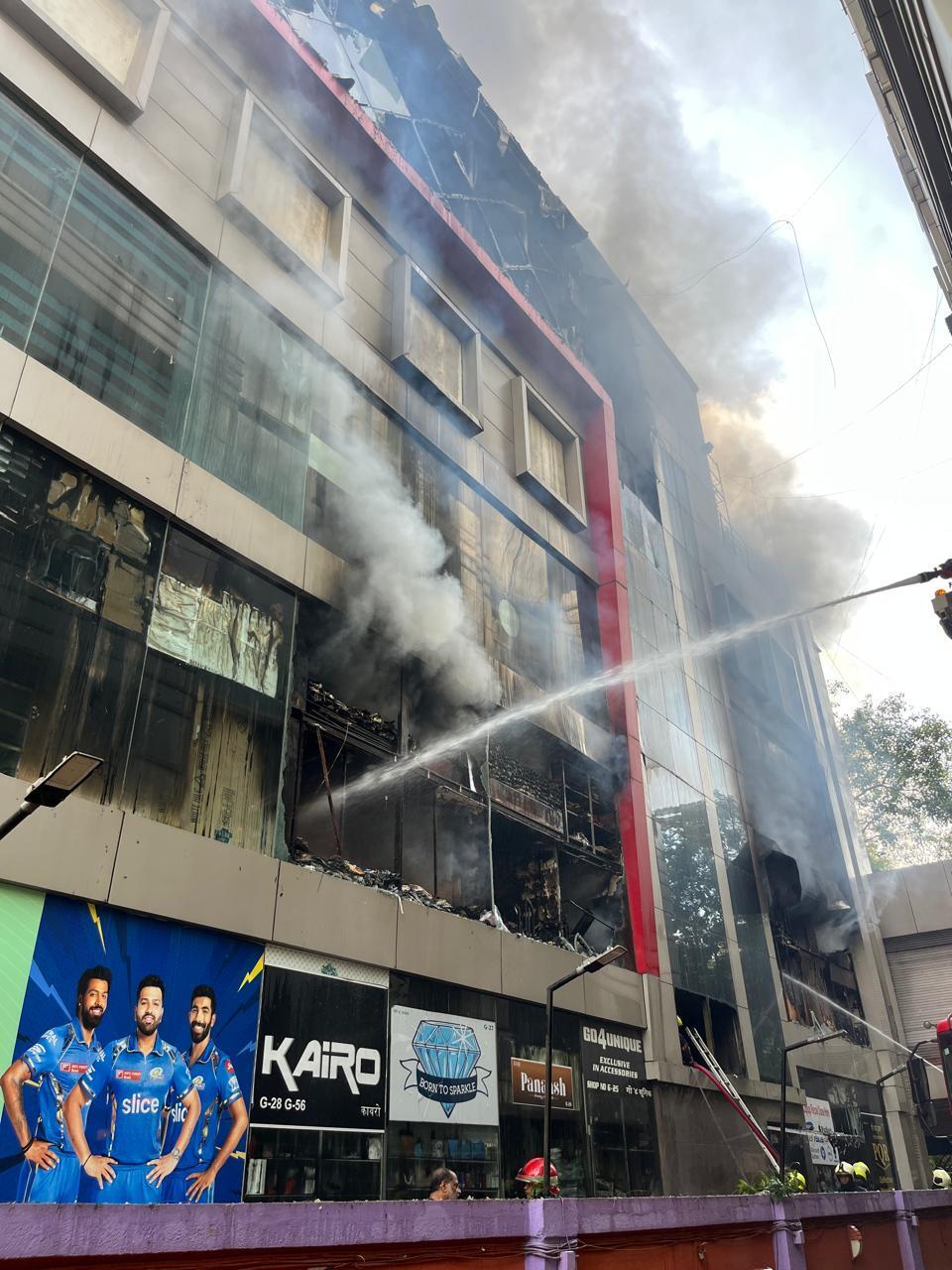 मुंबई पुलिस, लोक निर्माण विभाग (पीडब्ल्यूडी), अदानी इलेक्ट्रिसिटी और स्थानीय वार्ड कर्मचारियों ने भी इस आपातकालीन स्थिति में मदद की.