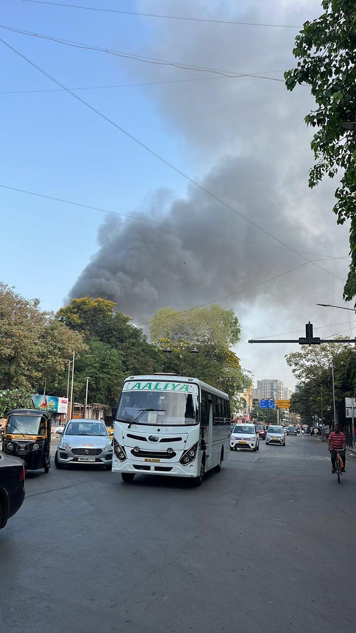 अधिकारियों का कहना है कि आग बुझाने की कोशिशें जारी हैं, और मौके पर मौजूद टीमों द्वारा आग पर पूरी तरह काबू पाने की कोशिश की जा रही है. 