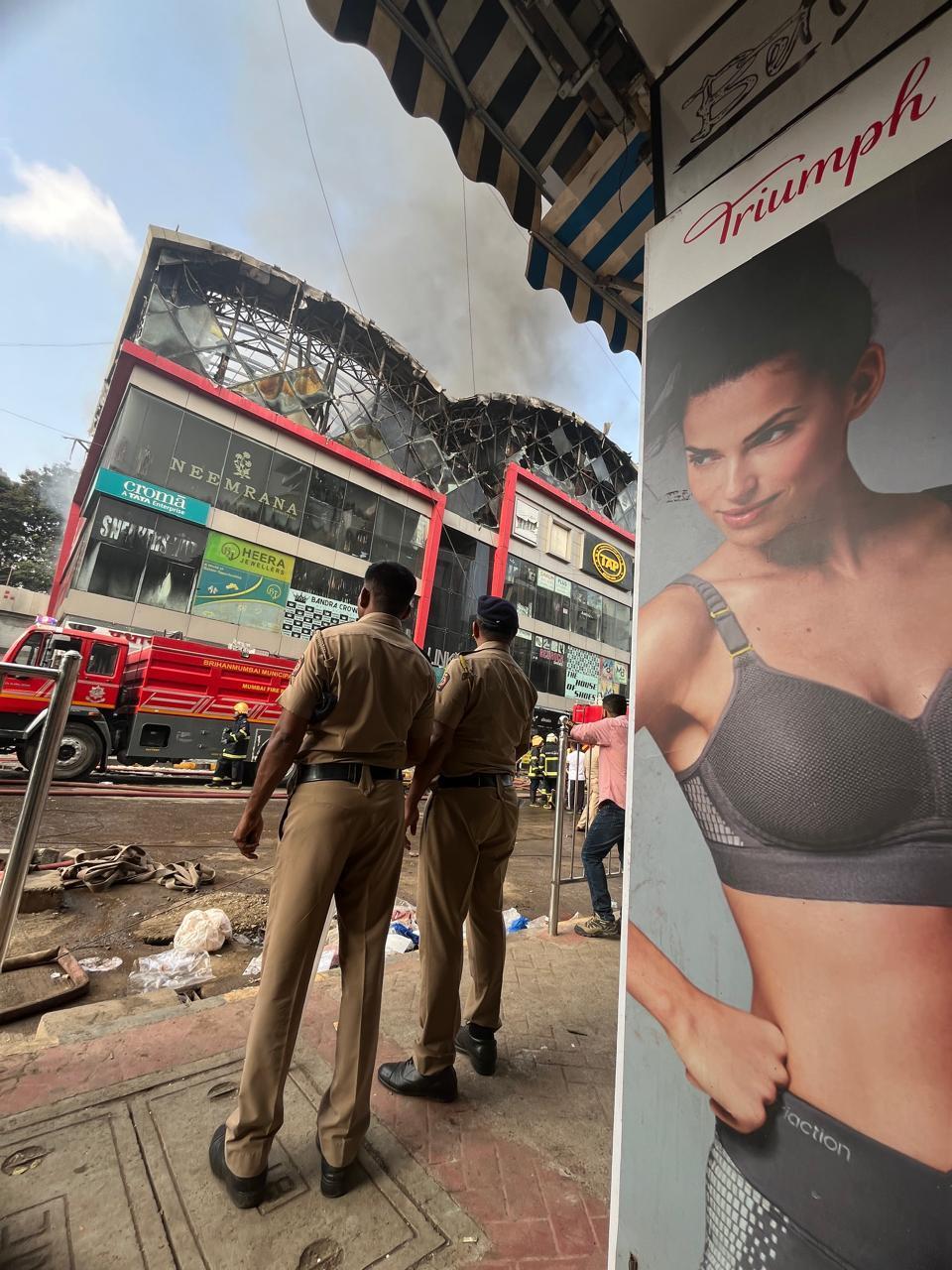 घटनास्थल पर वरिष्ठ अग्निशमन अधिकारी, जिसमें एक डिवीजनल फायर ऑफिसर (डीएफओ), दो सहायक डिवीजनल फायर ऑफिसर (एडीएफओ), तीन वरिष्ठ स्टेशन अधिकारी (सीनियर एसओ) और तीन स्टेशन अधिकारी (एसओ) शामिल थे, ने ऑपरेशन का नेतृत्व किया.
