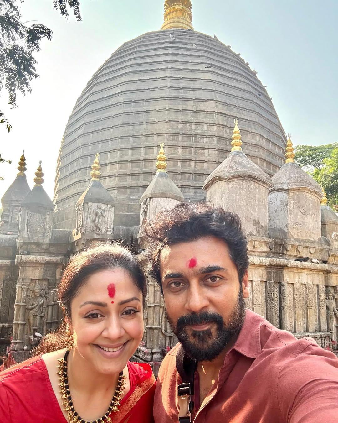 जिनमें वे और सूर्या मंदिर के भीतर पूजा अर्चना करते हुए नजर आ रहे हैं. इन तस्वीरों को अब तक 816,635 से ज्यादा लाइक्स मिल चुके हैं, जो इस बात का प्रमाण हैं कि उनकी इस पोस्ट को उनके फैंस ने बहुत पसंद किया है.