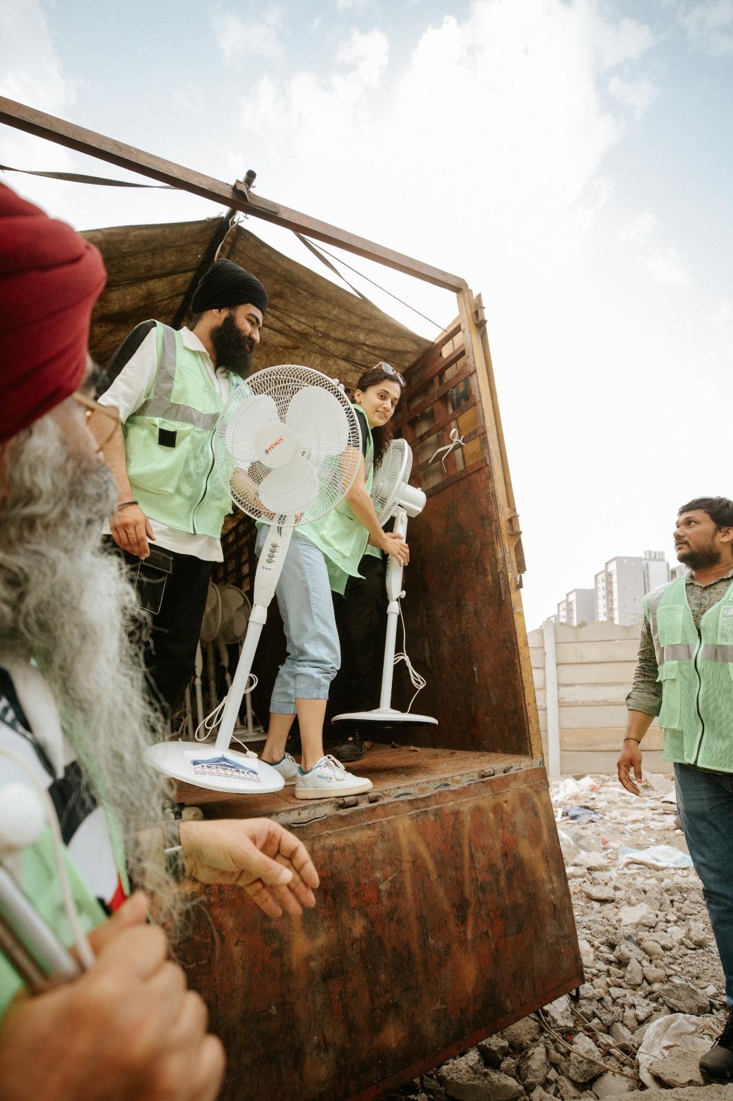 गर्मी की मार झेल रहे लोगों को राहत देने के लिए हेमकुंट फाउंडेशन ने ठंडे पानी और आराम की सुविधा देने का अभियान शुरू किया. वे मानवीय गरिमा को बनाए रखने के छोटे-छोटे कदमों के जरिए, वंचित समुदायों को गर्मी से राहत देने की कोशिश कर रहे हैं. 