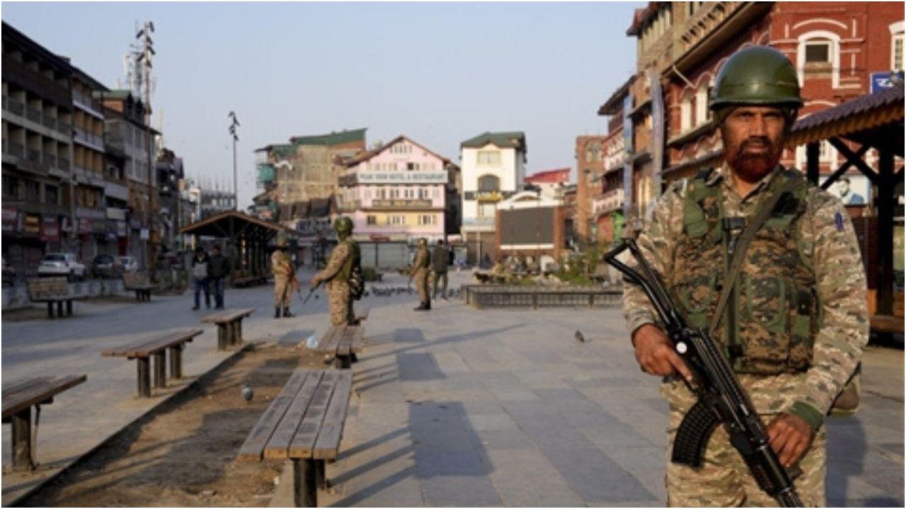 पहलगाम हमले में मारे गए पुणे के व्यापारी की बेटी ने दावा किया कि आतंकवादियों ने खास तौर पर पुरुष पर्यटकों को निशाना बनाया और उनसे उनका धर्म पूछा. तस्वीर/पीटीआई