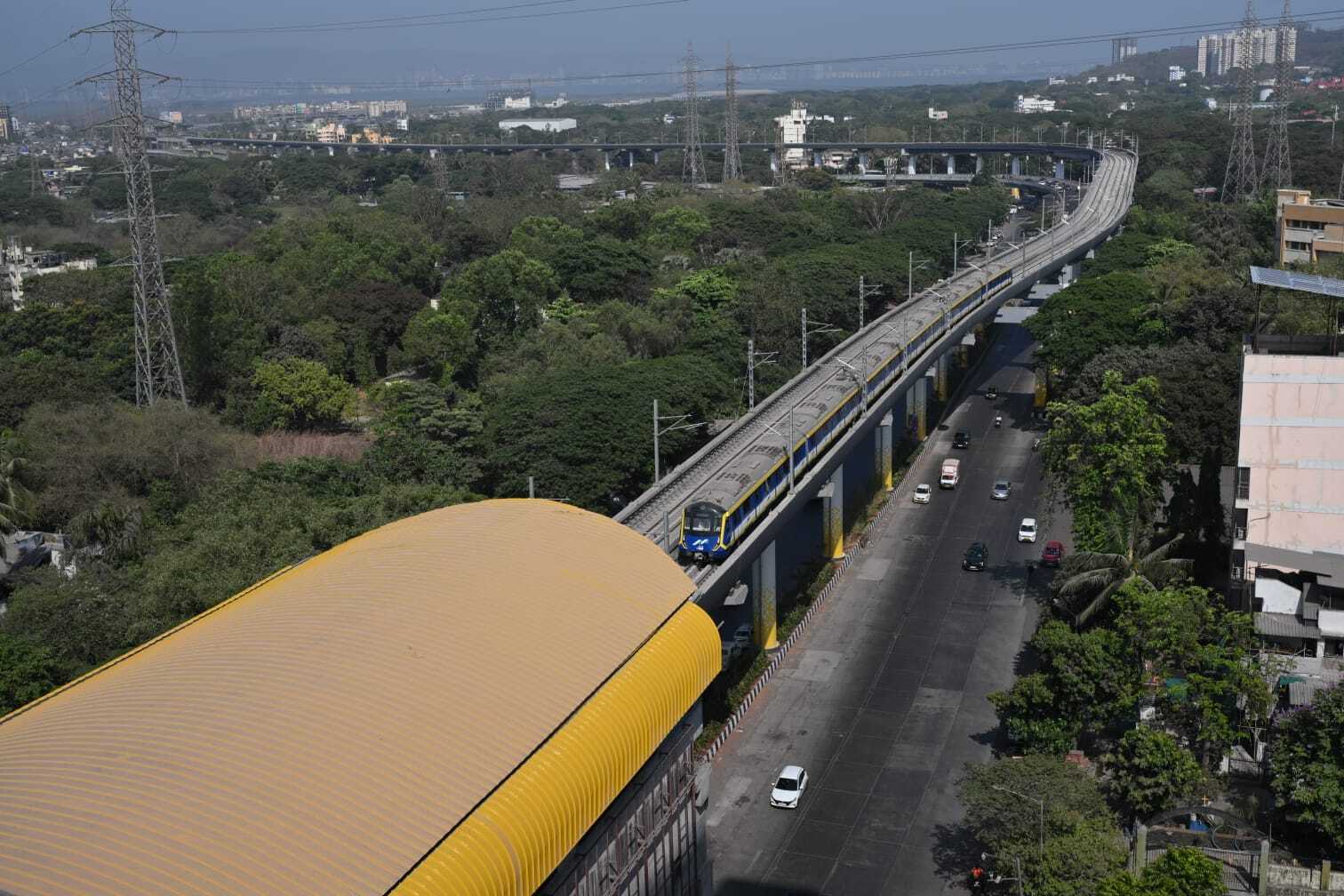 इस नये मेट्रो लाइन के माध्यम से मानखुर्द और चेंबूर के बीच स्थानीय संपर्क को सरल और सुविधाजनक बनाया जाएगा, जिससे दोनों क्षेत्रों में यात्रा करने वाले लाखों लोगों को फायदा होगा.