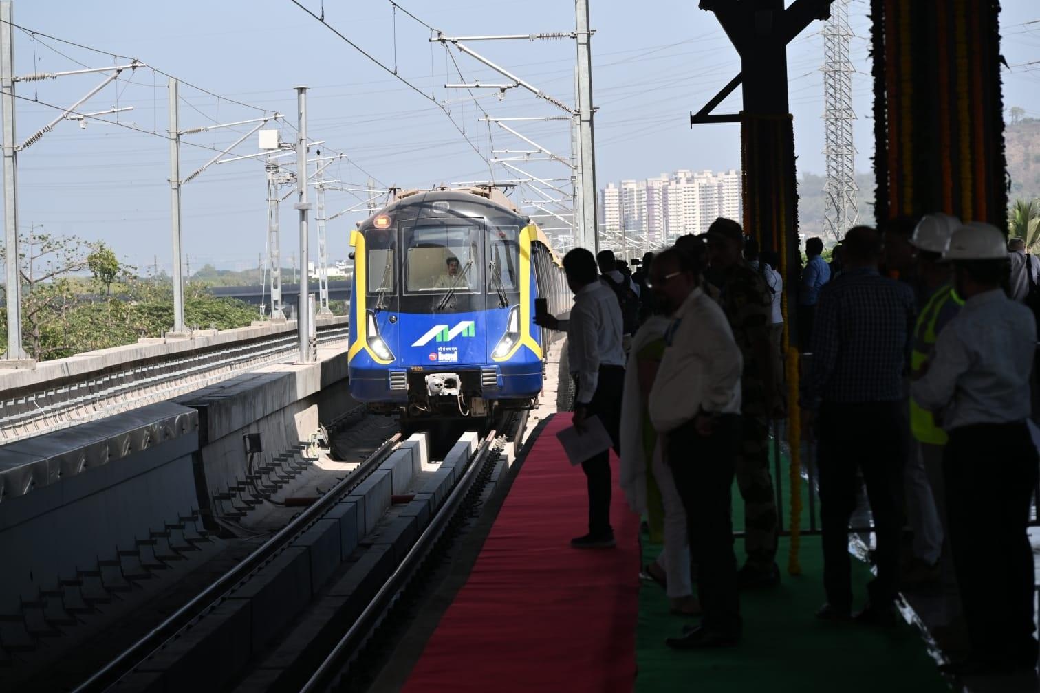 येलो लाइन मेट्रो 2बी में उच्च गुणवत्ता वाले छह-कोच ट्रेन सेट शामिल हैं, जिन्हें भारत अर्थ मूवर्स लिमिटेड (बीईएमएल) द्वारा निर्मित किया गया है. यह पूरी तरह से स्वदेशी रूप से निर्मित ट्रेन सेट है, जो ऊर्जा-अनुकूल पुनर्योजी ब्रेकिंग सिस्टम से लैस है. ये ट्रेन सेट न केवल पर्यावरण के प्रति जिम्मेदार हैं, बल्कि यात्री सुरक्षा और आराम के लिहाज से भी बेहद प्रभावी हैं.