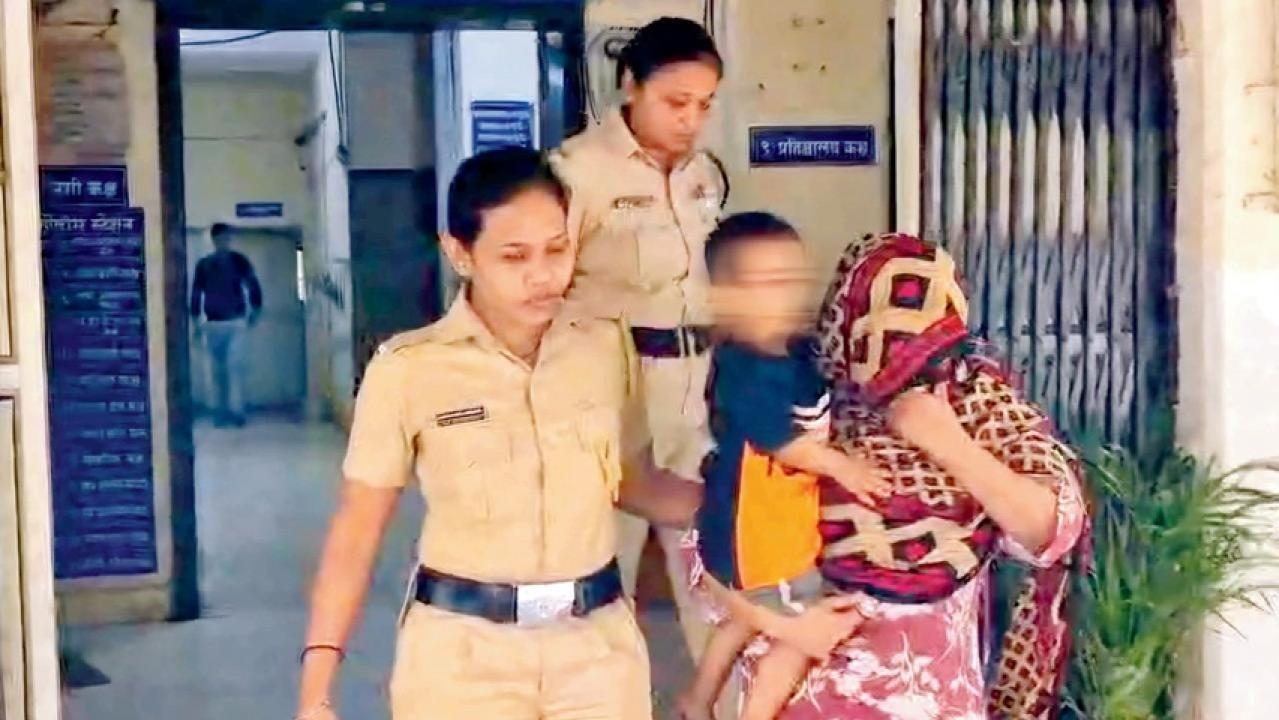 सेंट्रल पुलिस स्टेशन में महिला. Pic/Navneet Barhate