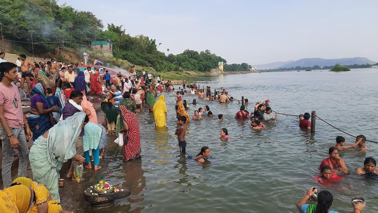 IVaishakh Amavasya 2025: हर की पौड़ी पर भक्तों ने लगाई आस्था की डुबकी