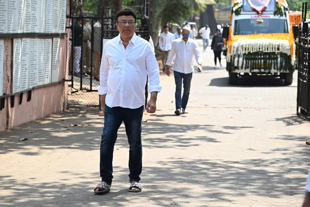 मनोज कुमार के दाह संस्कार में अनु मलिक भी शामिल होते नजर आए. 