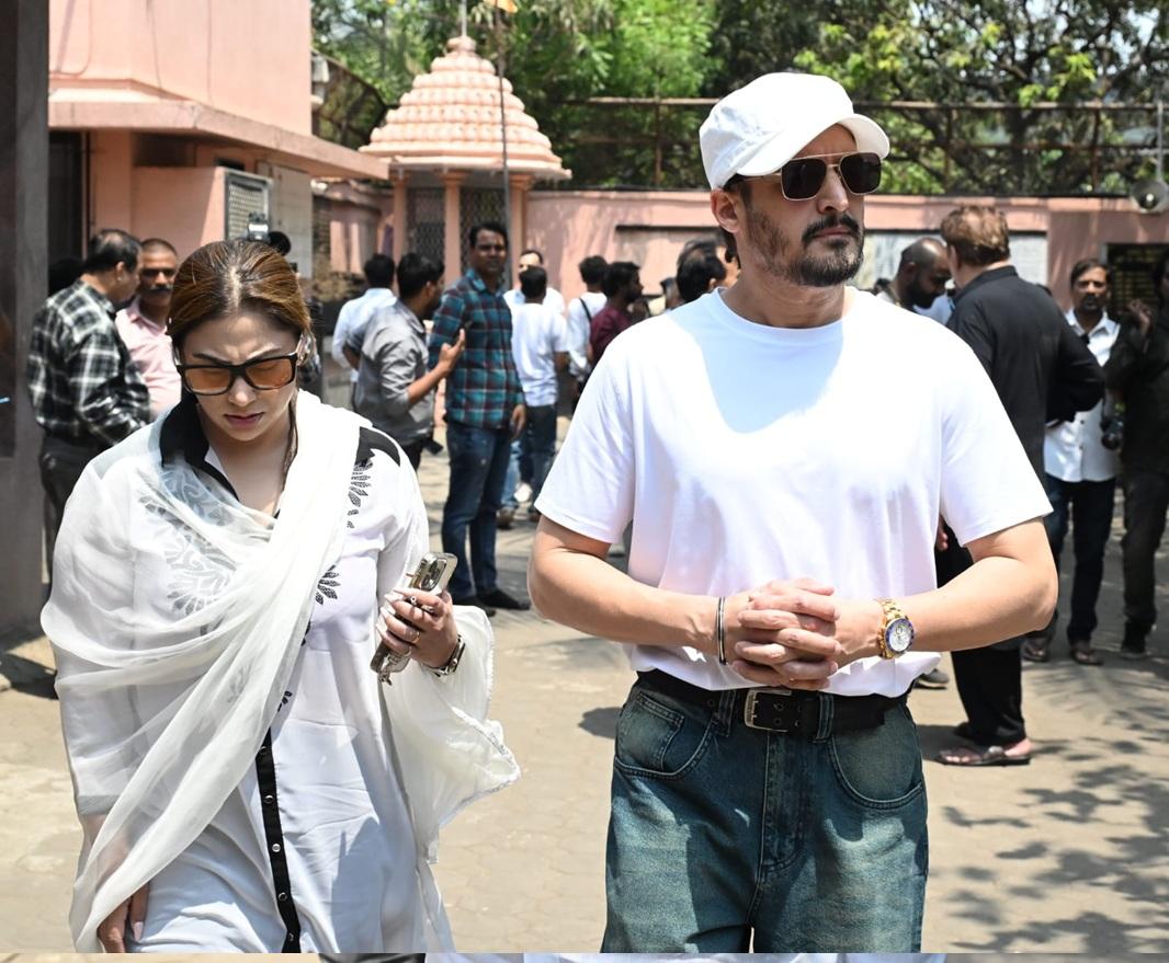 पवनहंस श्मशान घाट पर अभिनेता जिम्मी शेरगिल भी श्रद्धांजलि देने पहुंचे थे. 