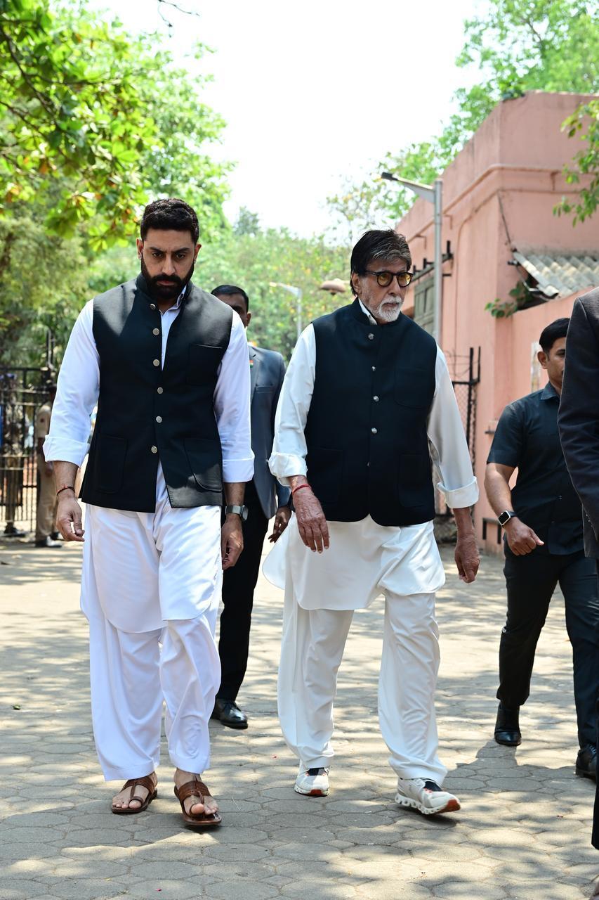 अमिताभ बच्चन अपने बेटे अभिषेक बच्चन के साथ मनोज कुमार अंतिम संस्कार में शामिल होते नजर आए. 