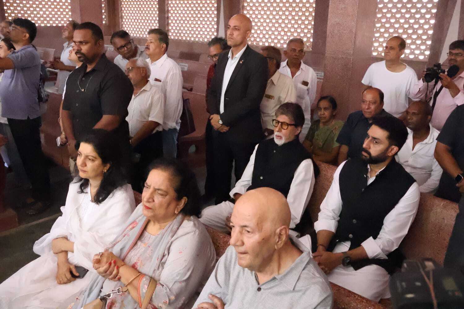 बता दें, अमिताभ और मनोज कुमार ने एक साथ फिल्म रोटी कपड़ा और मकान किया था. 