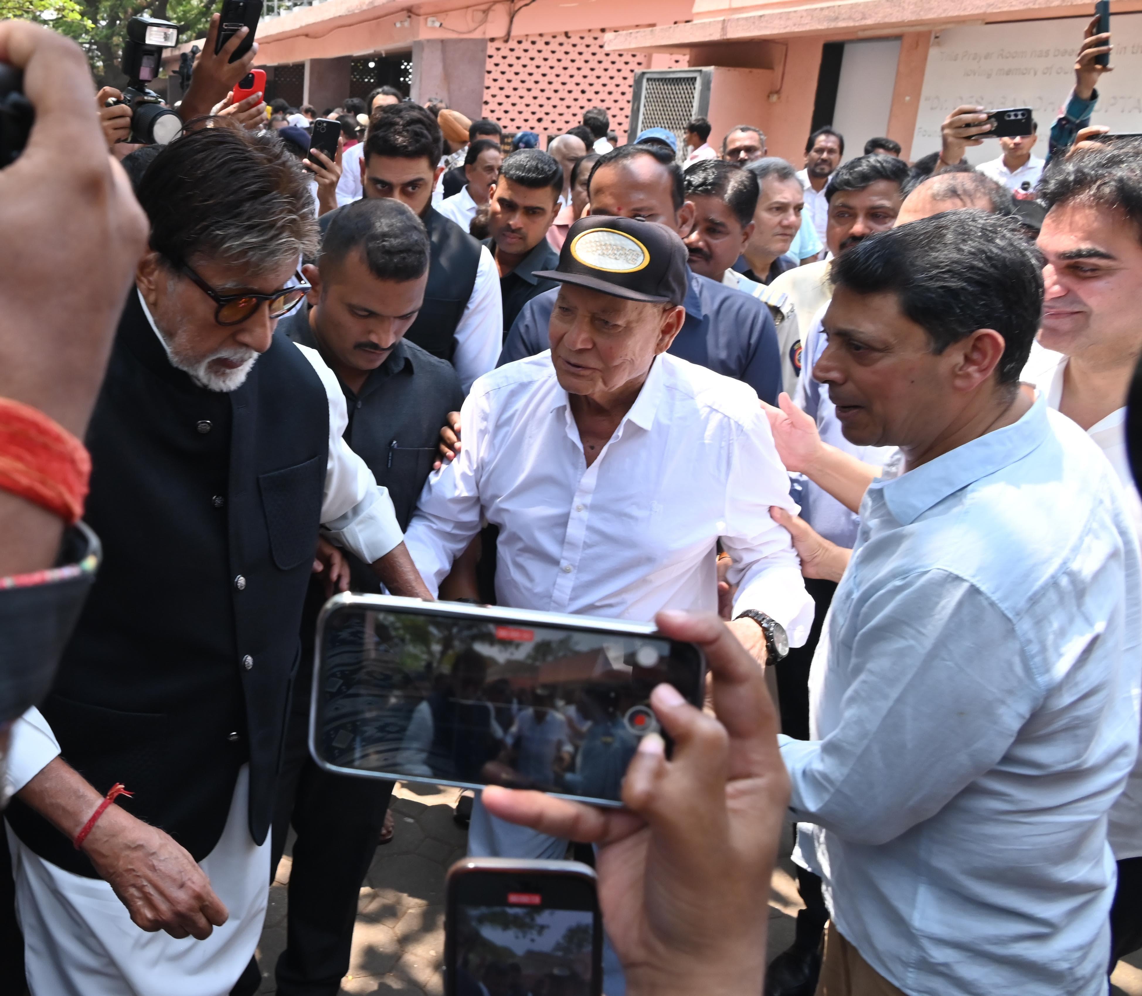 मनोज कुमार की अंतिम विदाई में पहुंचे अमिताभ बच्चन इस दौरान सलमान खान के पिता सलीम खान के साथ मिलते नजर आए. 