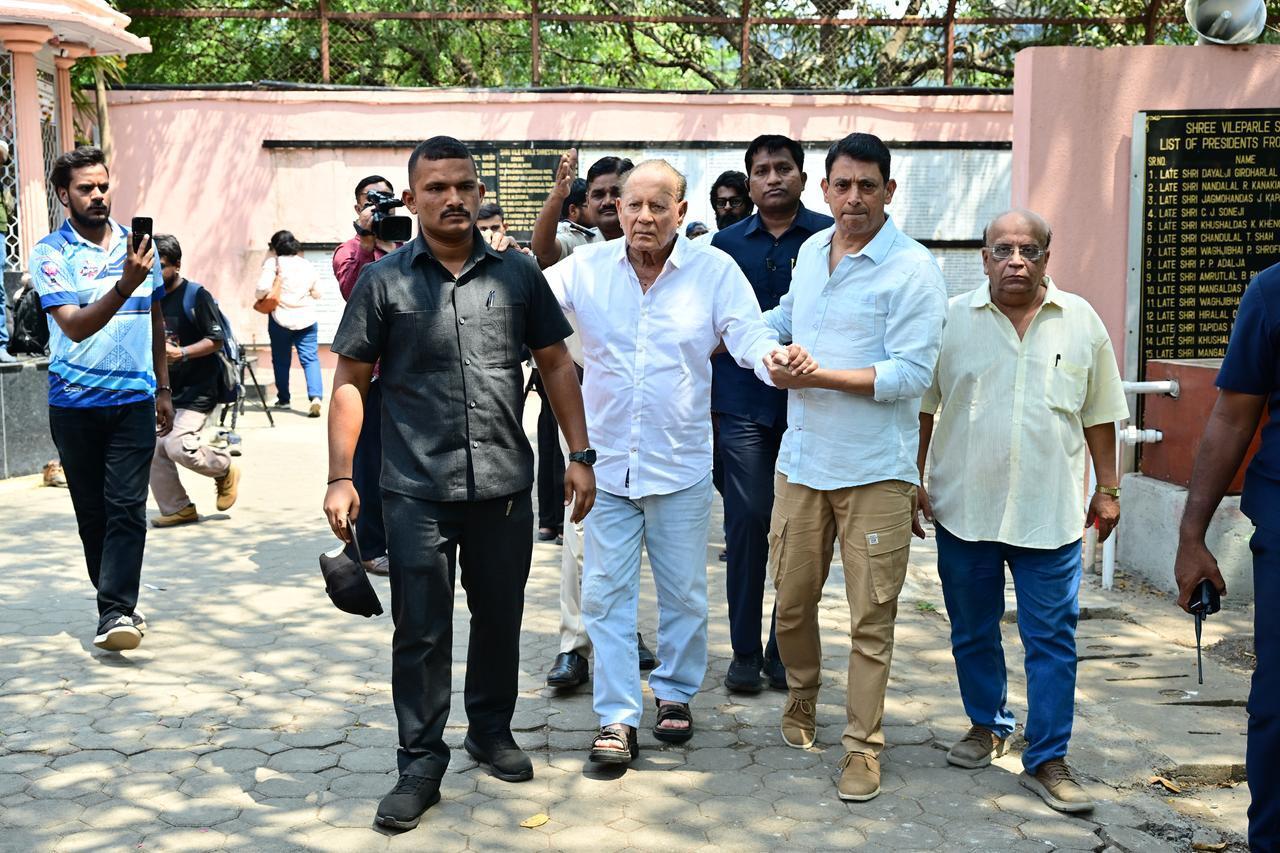 सलमान खान के पिता सलीम खान भी श्मशान घाट पहुंचे. 