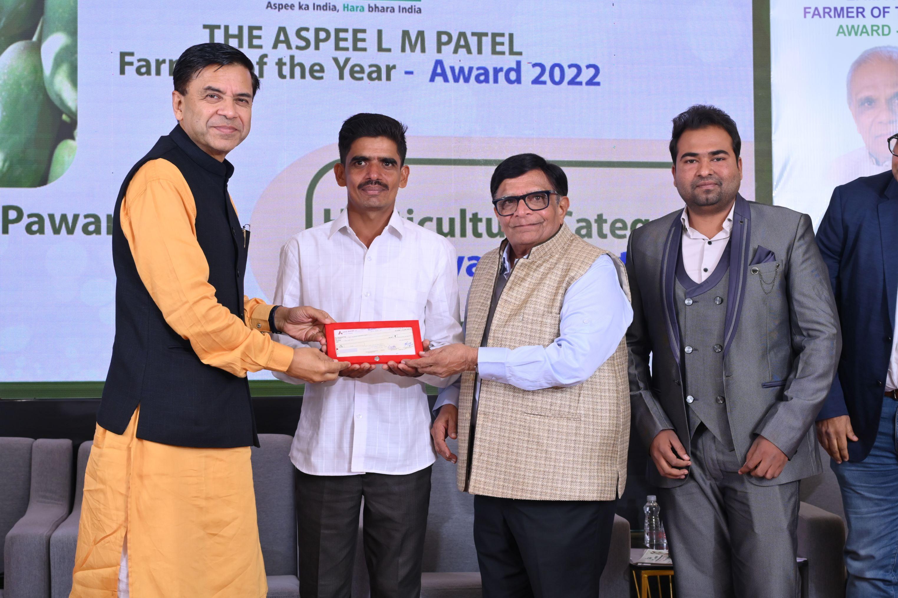 इस वर्ष के विजेता किसान- हॉर्टिकल्चर श्रेणी में कर्नाटक के बेलगावी जिले के चिदानंद परसप्पा पवार को पपीते की खेती में आधुनिक तकनीकों के प्रयोग के लिए सम्मानित किया गया. 3.5 एकड़ में खेती करते हुए इन्होंने पपीते के सूखे पत्तों से भी आय अर्जित कर एक नई मिसाल कायम की है.