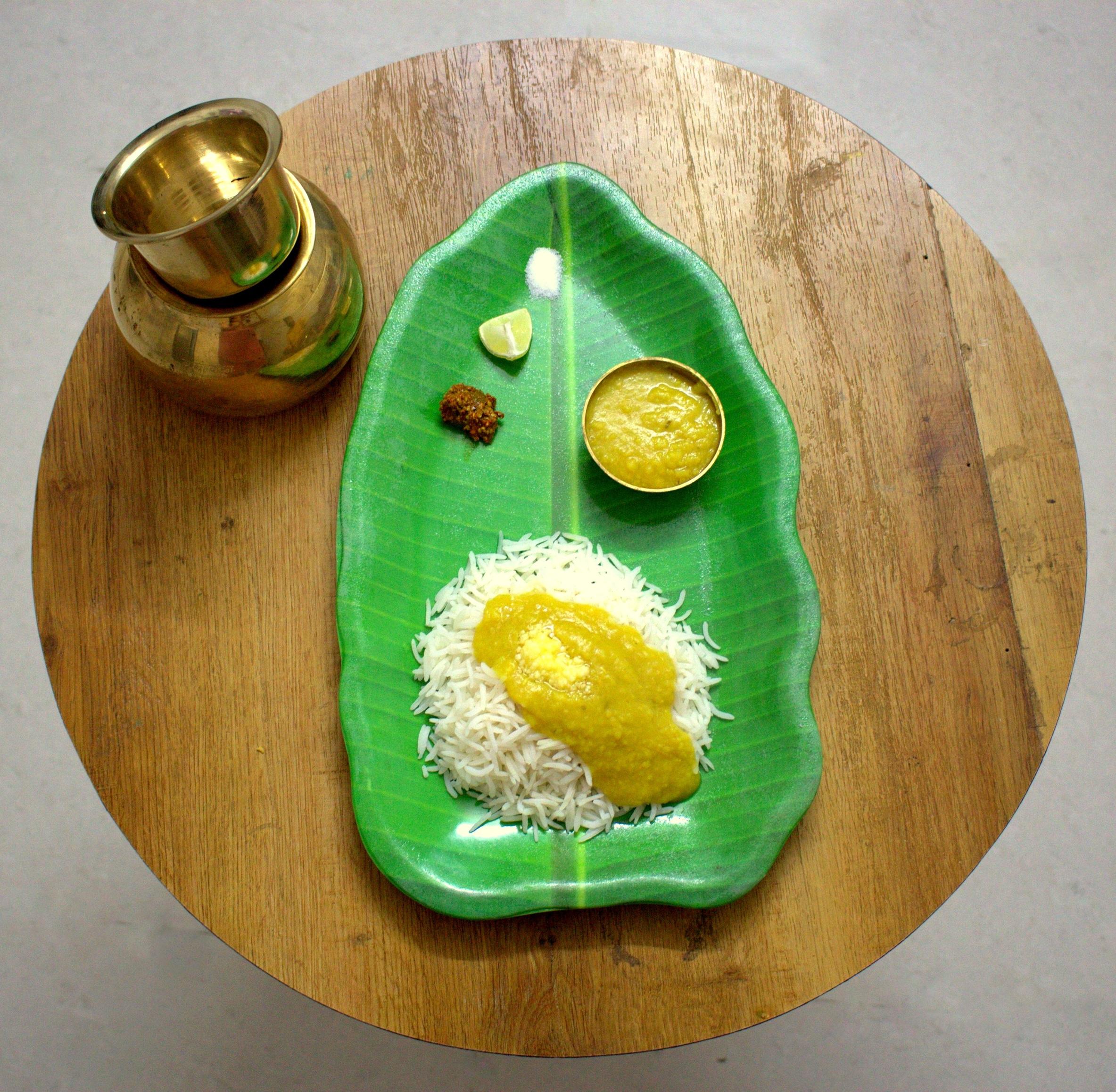 2. वरण-भात: सादा लेकिन आत्मा को तृप्त करने वाला यह व्यंजन महाराष्ट्रीयन घरों में रोज़ाना खाया जाता है. अरहर दाल से बना यह वरण, चावल के साथ परोसा जाता है और ऊपर से घी डाला जाए तो स्वाद दोगुना हो जाता है.