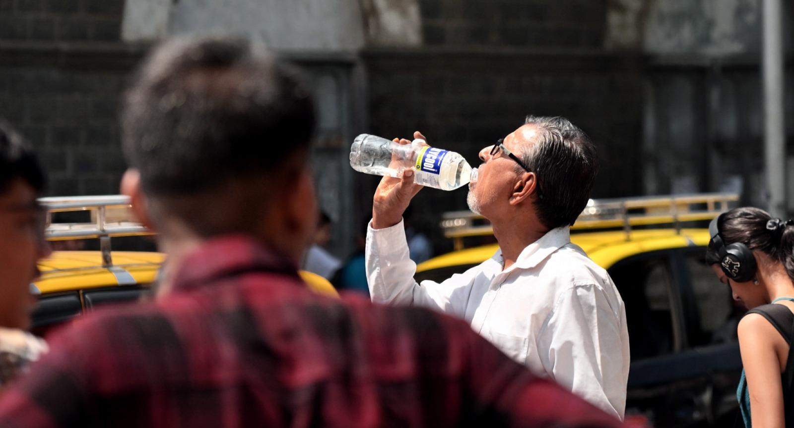 मौसम विभाग ने लोगों से यह भी सलाह दी है कि वे इस गर्मी में बाहर निकलते वक्त उचित सुरक्षा बरतें, जैसे कि हलके और ढीले कपड़े पहनना, पर्याप्त पानी पीना और धूप से बचने के लिए छाते या टोपी का इस्तेमाल करना. इन उपायों से शहरवासियों को गर्मी और उमस से राहत मिल सकती है.