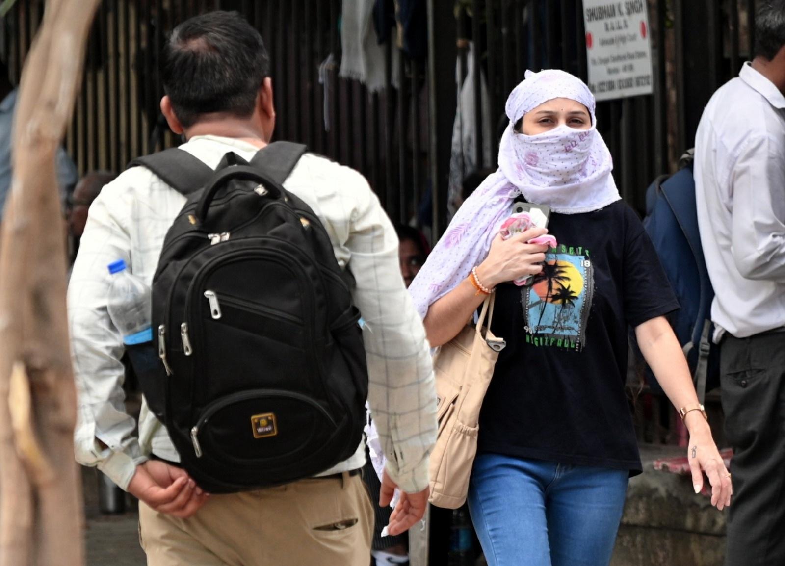 भारत मौसम विज्ञान विभाग (IMD) के द्वारा दी गई जानकारी के अनुसार, उपनगरों में स्थित सांताक्रूज़ वेधशाला ने अधिकतम तापमान 33.5 डिग्री सेल्सियस और न्यूनतम तापमान 25.3 डिग्री सेल्सियस दर्ज किया है. 