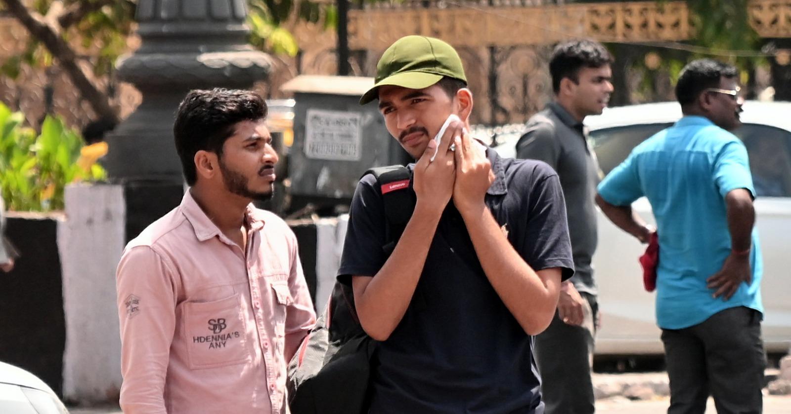 वहीं, कोलाबा में स्थित शहर की मुख्य वेधशाला ने अधिकतम तापमान 34.2 डिग्री सेल्सियस और न्यूनतम तापमान 26 डिग्री सेल्सियस दर्ज किया.
