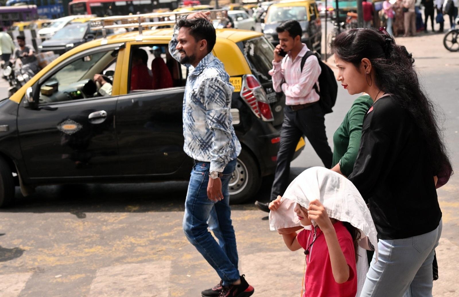 सुबह के समय, तापमान 26 डिग्री सेल्सियस के आसपास रहेगा, और दिन के समय यह 33 डिग्री सेल्सियस तक पहुंच सकता है. 