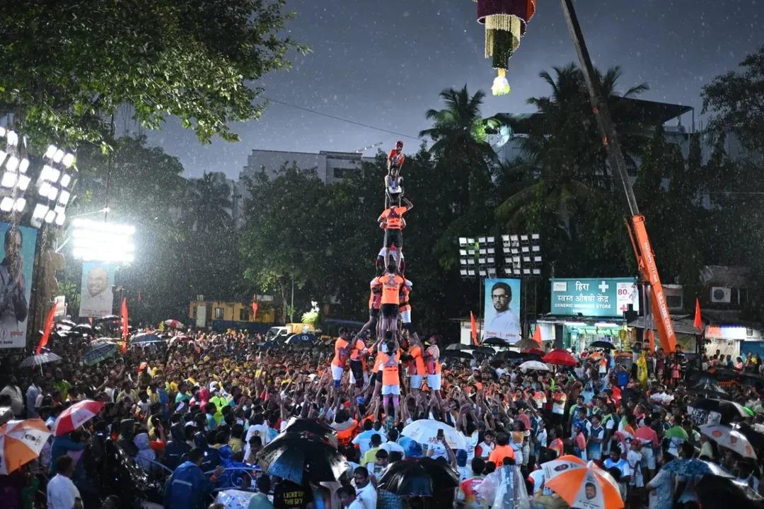 स्थानीय नागरिकों, विभिन्न गोविंदा पथकों और सामाजिक संगठनों की सक्रिय भागीदारी ने उत्सव को और भी खास बना दिया. छोटे-बड़े, सभी वर्गों के लोग इसमें शामिल होकर सामूहिक शक्ति और सहयोग की मिसाल बने. 