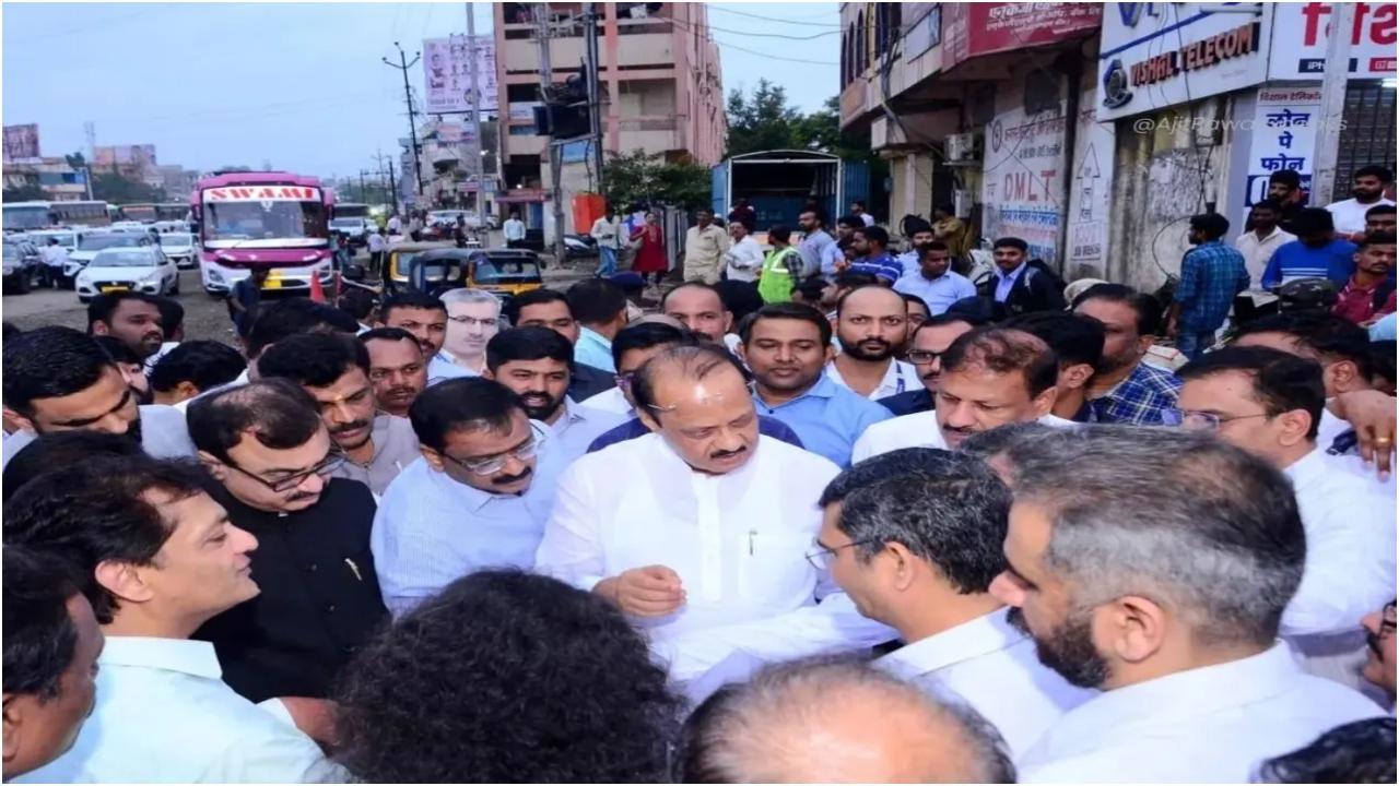 निरीक्षण के दौरान अजित पवार अधिकारियों से बात करते हुए.