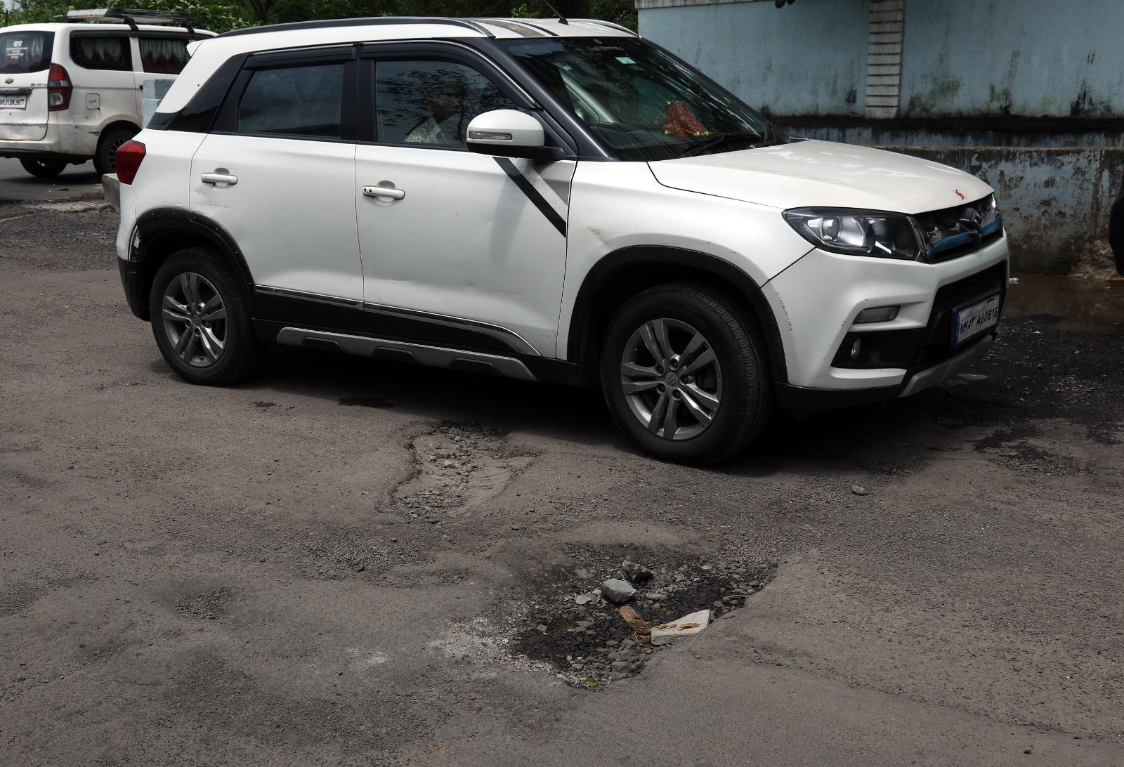 वहीं, बीएमसी का कहना है कि लगातार बारिश और कुछ इलाक़ों में जारी इंफ्रास्ट्रक्चर कार्यों की वजह से सड़क सुधार कार्यों में अपेक्षा से अधिक समय लग रहा है.