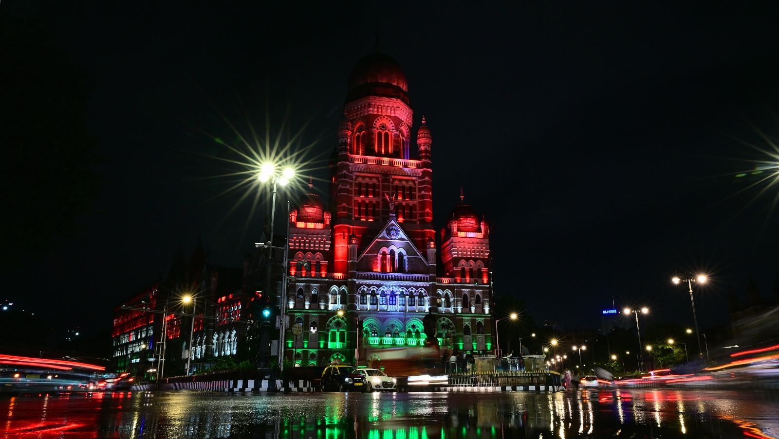 इन दोनों प्रतिष्ठित भवनों के आसपास सुरक्षा और यातायात व्यवस्था भी सुचारू रूप से की गई थी, ताकि आने-जाने वालों को किसी तरह की असुविधा न हो. यह सजावट 15 अगस्त तक जारी रहेगी, जिससे अधिक से अधिक लोग इस अद्भुत नज़ारे का आनंद ले सकें.